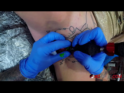 ❤️ Ekstreme tatuita varmulo Sully Savage ricevis tatuon sur sia klitoro ❤️❌ Porno ĉe eo.marketapp.top ❌❤